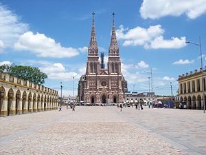 Basílica_Luján_desde_Plaza_Belgrano